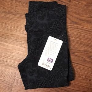 Women’s Lululemon Train Time Crops size 6 NWT